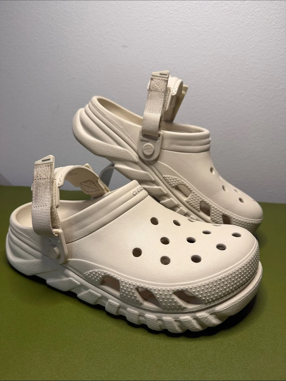 CROCS Unisex Classic Clog Sandal - Cream M/7 W/9